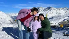 Dalam momen liburan Natal dan Tahun baru, Chicco Jerikho dan Putri Marino mengajak buah hatinya untuk menikmati momen liburan bersama ke Eropa. Destinasi awal yang keluarga ini kunjungi adalah Swiss seperti dalam foto yang diunggah di media sosial Instagram. (Liputan6.com/IG/@chicco.jerikho)
