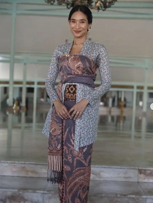 Kain yang dijadikan kemben memberika aksen yang tak biasa, membawa nuansa baru pada tampilan kebaya. [Foto: Happy Salma/ Instagram]