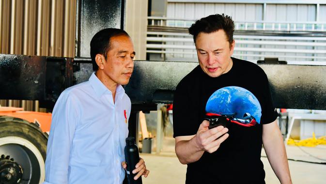 <p>Presiden Joko Widodo atau Jokowi bertemu CEO Tesla Inc. Elon Musk di markas SpaceX, Boca Chica, Amerika Serikat, Sabtu, 14 Mei 2022. Dalam kesempatan ini, Jokowi dan Elon Musk sempat melakukan diskusi singkat dilanjutkan berkeliling melihat fasilitas markas besar SpaceX tersebut. (Foto: Laily Rachev - Biro Pers Sekretariat Presiden)</p>