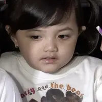 Ashanty dan Anang Hermansyah merayakan ulang tahun Arsy yang ke-2 bersama anak-anak yatim.