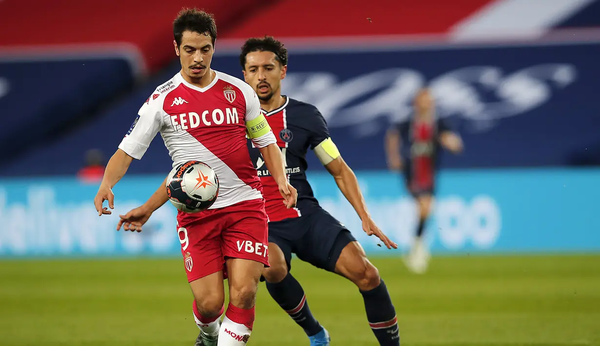 Penyerang AS Monaco, Wissam Ben Yedder dan bek Paris Saint-Germain (PSG), Marquinhos berebut bola pada laga pekan ke-26 Liga Prancis di Parc des Princes, Senin (22/2/2021) dini hari WIB. PSG menelan kekalahan di kandangnya sendiri dengan skor 0-2 atas Monaco. (AP Photo/Francois Mori)