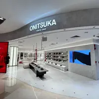 Intip beragam koleksi unik yang ada di The Onitsuka ION Orchard. / Foto: Fimela.com.