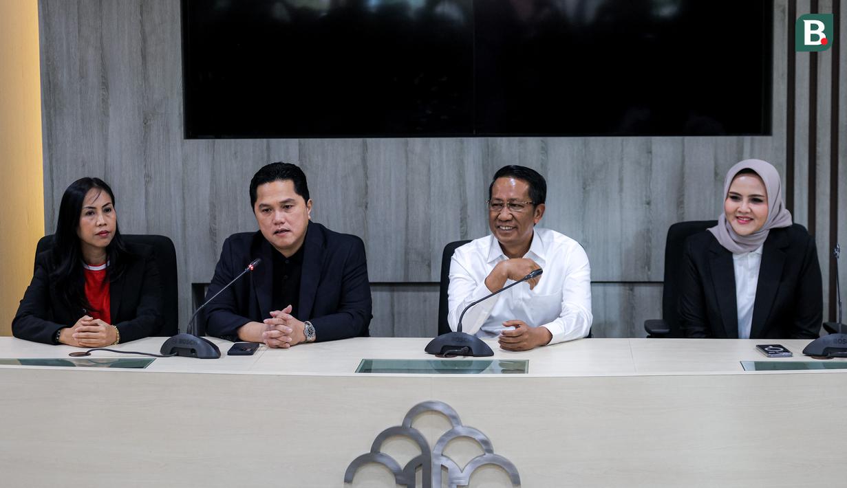 Ketua Umum PSSI, Erick Thohir (tengah kiri) memberikan keterangan di depan media bersama Menkumham, Supratman Andi Agtas (tengah kanan) dan Sekjen PP Perbasi, Nirmala Dewi mengenai program naturalisasi yang berlangsung di kantor Kementerian Hukum dan HAM RI, Rasuna Said, Kuningan, Jakarta, Kamis (19/09/2024). (Bola.com/Bagaskara Lazuardi)