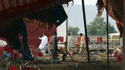 seorang pengebom bunuh diri menyerang konvensi politik yang diselenggarakan Partai Jamiat Ulema-e-Islam-Fazl (JUI-F) di Kota Khar, Pakistan, dekat perbatasan dengan Afghanistan, pada Minggu (30/7/2023). (AP Photo/Mohammad Sajjad)
