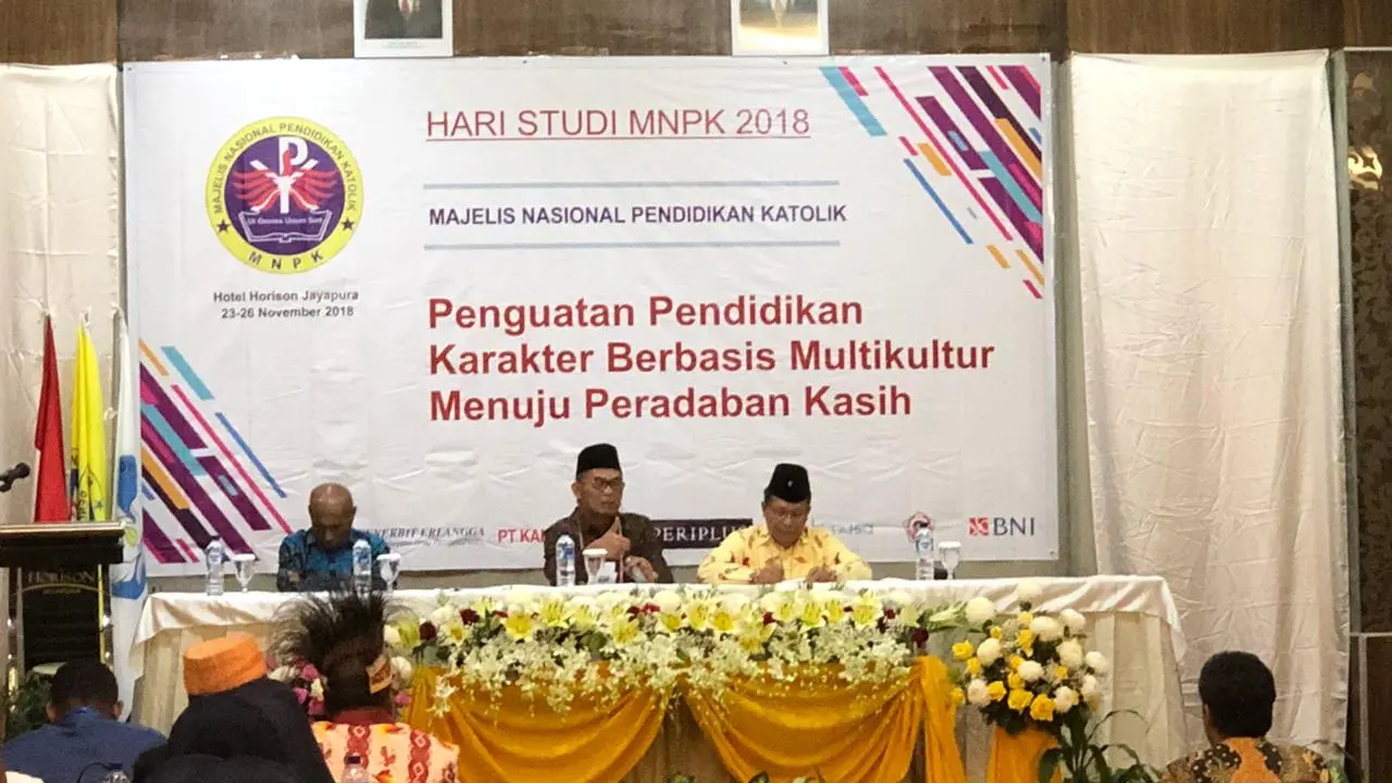 Mendikbud Muhadjir Effendy berdialog dengan 300 peserta Hari Studi Majelis Nasional Pendidikan Katholik (MNPK) 2018 di Jayapura, Papua. Muhadjir didampingi Walikota Jayapura Benhur Tomi Mano dan Ketua MNPK Romo Darmin (24/11).