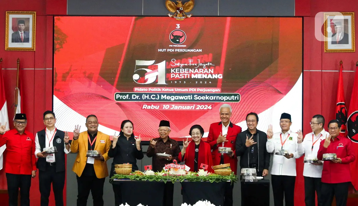 Usai menerima potongan tumpeng, Megawati dan Ma'ruf berfoto bersama. Saat itulah Ma'ruf ikut berpose 3 jari bersama yang lain. (Liputan6.com/Herman Zakharia)