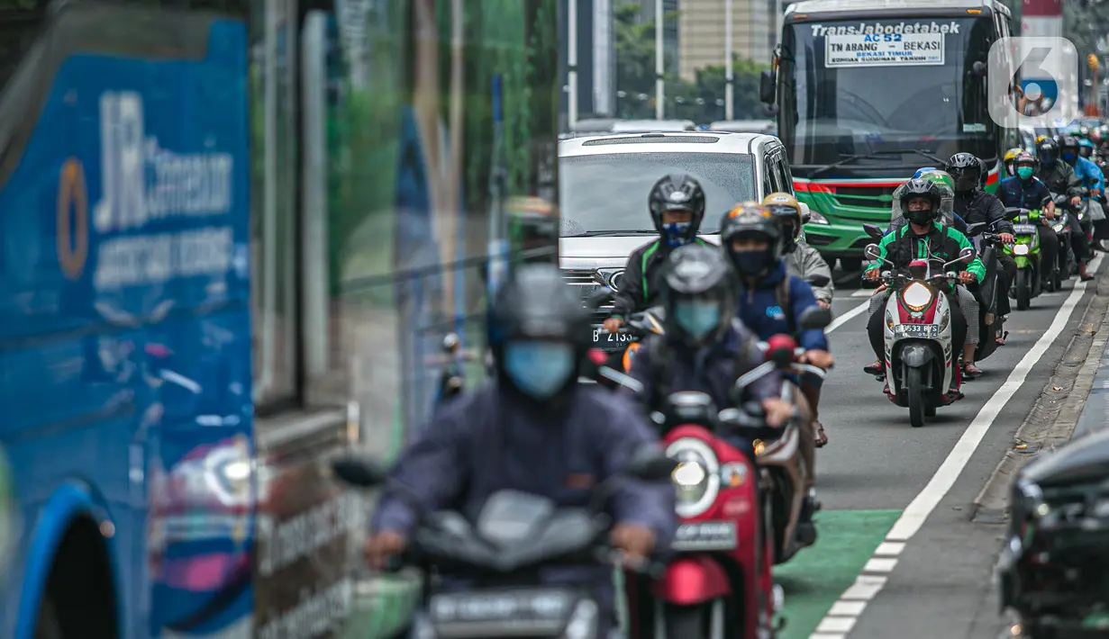 Sejumlah kendaraan terjebak kemacetan di Jalan MH Thamrin, Jakarta, Kamis (15/4/2021). Penumpukan kendaraan pada jam menjelang buka puasa menyebabkan terjadinya kemacetan di sejumlah ruas jalan di Ibu Kota. (Liputan6.com/Faizal Fanani)