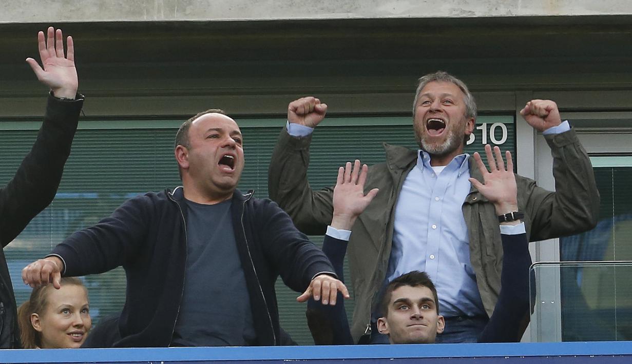 Pemilik Chelsea, Roman Abramovic (kanan) merayakan keberhasilan timnya menjuarai Liga Premier Inggris musim 2014/15. (Reuters/John Sibley)