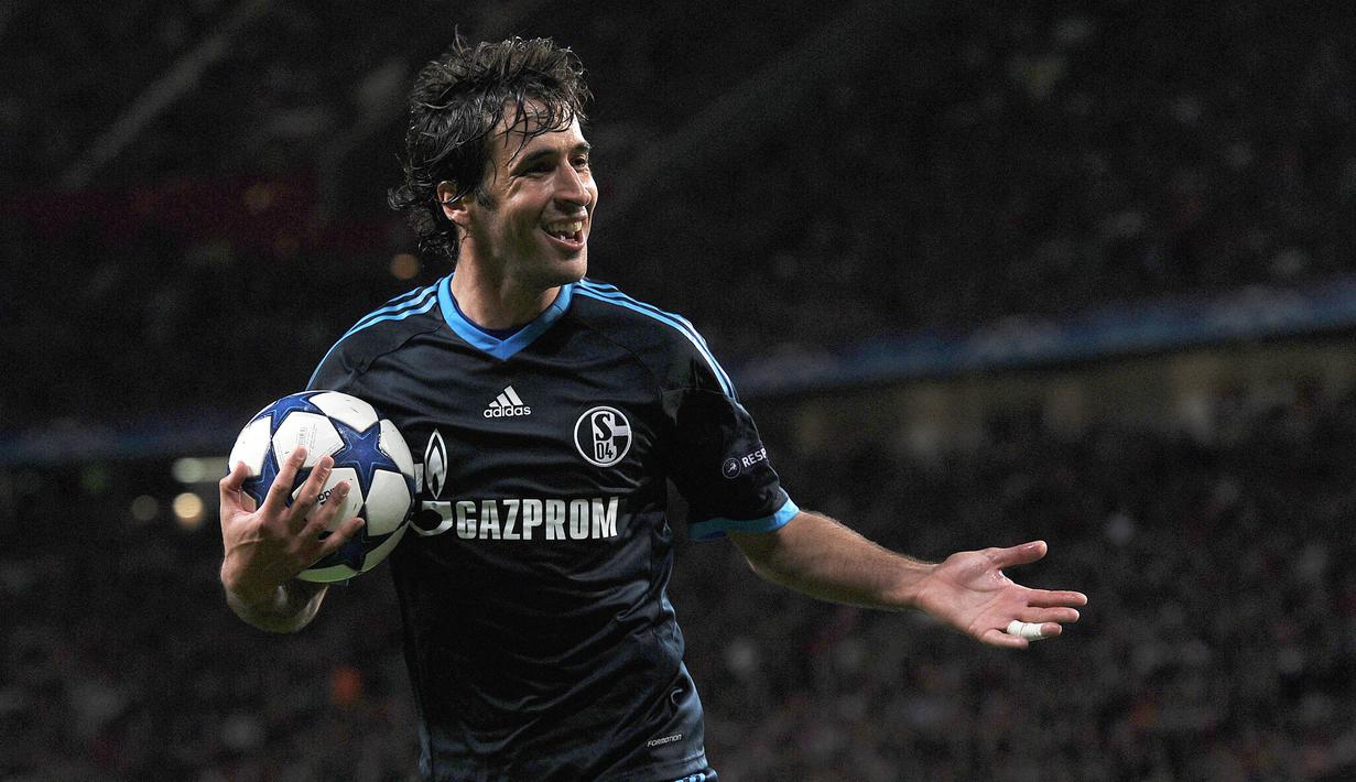 Raul Gonzalez. Striker asal Spanyol ini mencetak gol ke-70 saat berseragam Schalke setelah sebelumnya mencetak 66 gol bersama Real Madrid. Total membutuhkan 139 penampilan untuk mencetak 70 gol. (AFP/Patrik Stollarz)