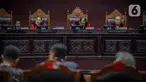 Ketua Majelis Hakim Konstitusi (MK) Arief Hidayat memimpin sidang uji materi UU KPK di Gedung MK, Jakarta, Senin (2/12/2019). Sebelumnya, lima mantan pimpinan KPK, Agus Rahardjo, Laode Muhamad Syarif, Saut Situmorang, Muhammad Jasin, dan Erry Riyana menjadi pemohon. (Liputan6.com/Faizal Fanani)