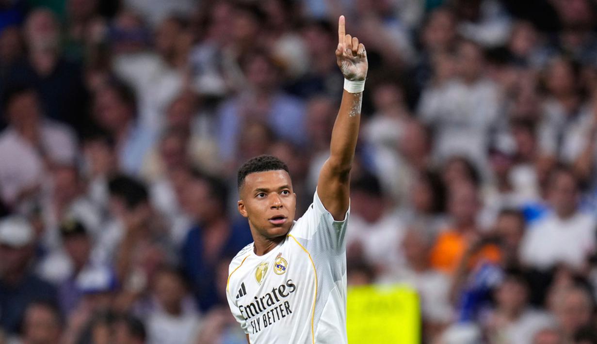 Pemain Real Madrid, Kylian Mbappe, melakukan selebrasi setelah mencetak gol ke gawang Marseille dalam laga matchday 1 League Phase Liga Champions 2025/2026 di Santiago Bernabeu, Rabu (17/9/2025) dini hari WIB. (AP Photo/Manu Fernandez)