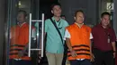 Anggota DPRD Kota Malang, Sahrawi menggunakan rompi tahanan usai diperiksa KPK, Jakarta, Kamis (5/4). Sahrawi ditahan KPK sebagai tersangka terkait kasus dugaan suap pembahasan APBD-P Pemkot Malang tahun anggaran 2015. (Liputan6.com/Herman Zakharia)