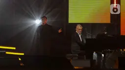 Afgan menjadi penampil pembuka konser David Foster dengan membawakan lagu "Feeling Good." (Liputan6.com/Herman Zakharia)
