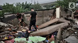 Warga mengumpulkan barang-barang dari reruntuhan rumahnya pascapenggusuran permukiman di Cipinang Melayu, Jakarta, Selasa (21/7/2020). Sebanyak 24 rumah di RT 009/014 Kelurahan Cipinang Melayu itu digusur untuk lahan proyek pembangunan kereta cepat Jakarta-Bandung. (merdeka.com/Iqbal Nugroho)