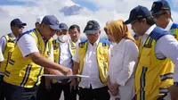 Menteri PUPR Basuki Hadimuljono (tengah) didampingi Wakil Bupati Lumajang, Indah Amperawati (berkerudung) tinjau sejumalh titik bangunan rusak akibat banjir (Istimewa)