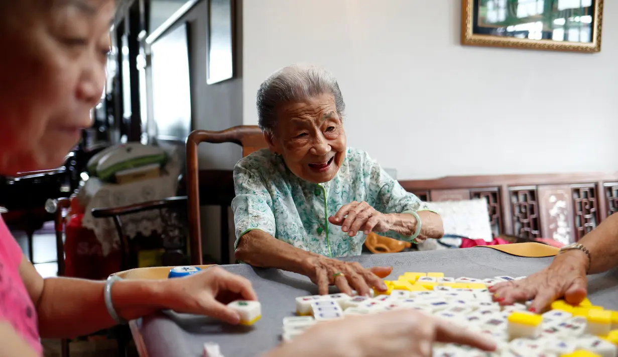 Nenek Leong Yuet Meng bermain mahjong bersama teman-temannya dirumahnya di Singapura (16/2). (Reuters/Edgar Su)