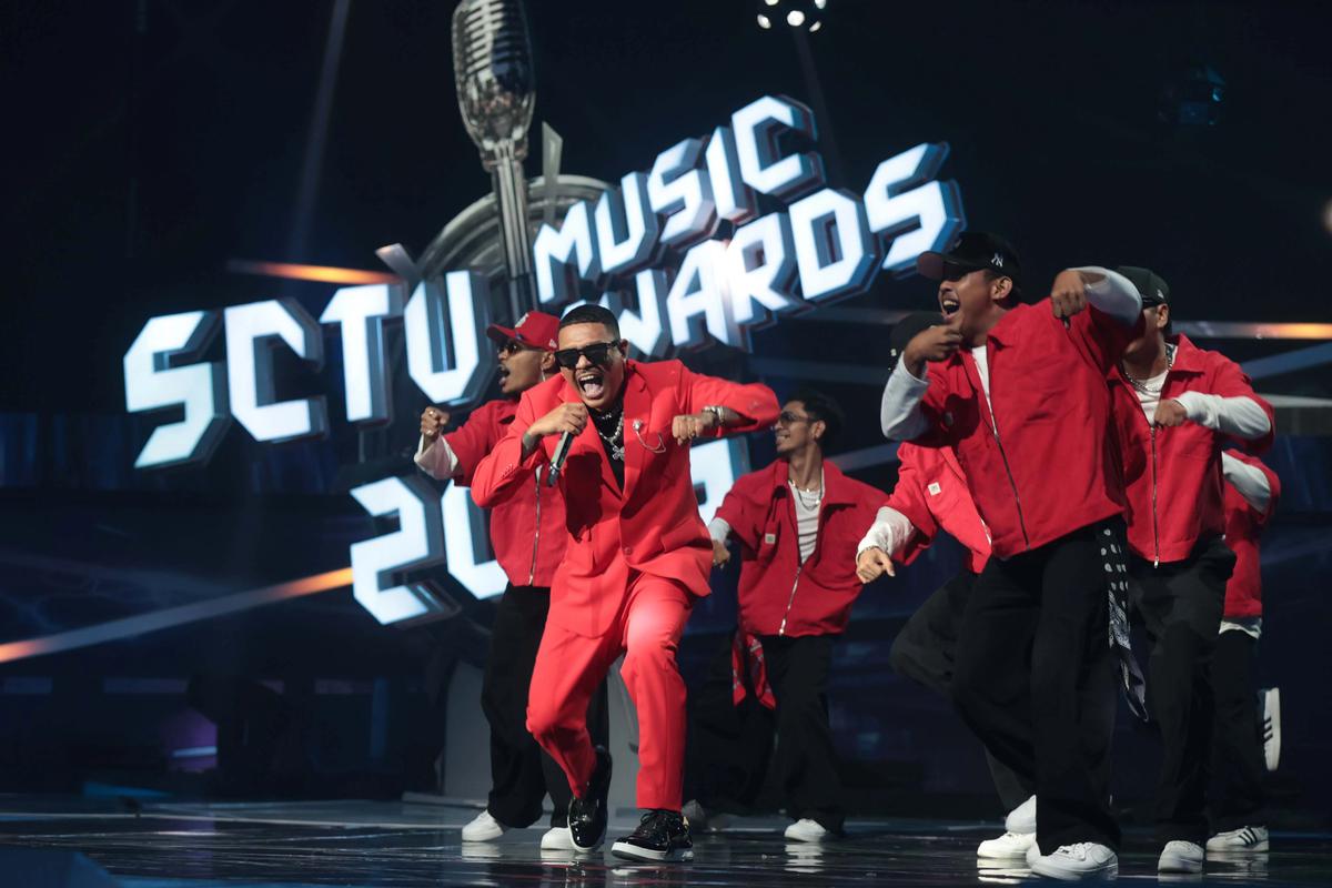 FOTO: Rizky Febian dan Adrian Khalif Raih Tiga Piala SCTV Music Awards 2026