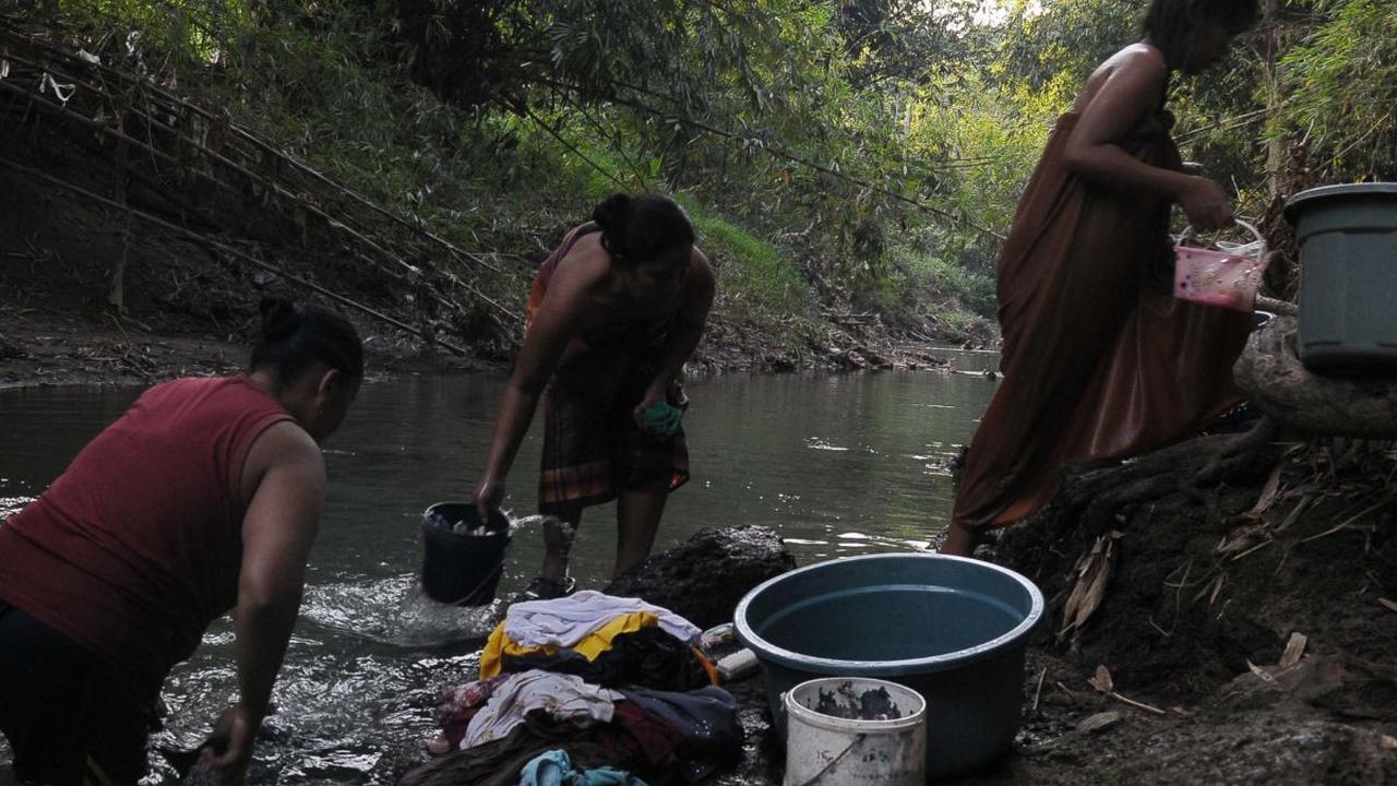 Kali Cihoe yang berada di Desa Ridogalih, Kecamatan Cibarusah, Kabupaten Bekasi ini cukup adem karena tertutup oleh pepohonan yang rimbun.