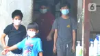 Anak-anak berjemur saat menjalani isolasi mandiri di Panti Asuhan St Fransiskus Asisi, Depok, Jawa Barat, Senin (25/1/2021). Sebanyak 43 penghuni panti asuhan tersebut terkonfirmasi positif covid-19 tanpa gejala dan saat ini dikarantina secara mandiri. (merdeka.com/Arie Basuki)