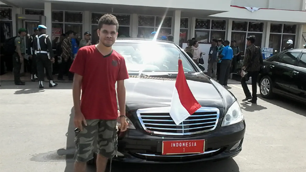  Heboh, Warga Papua Berebut Foto Bersama Mobil Indonesia 1 