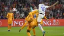 Pemain Prancis, Kylian Mbappe, melepaskan tendangan saat melawan Belanda pada Kualifikasi EURO 2024 Grup B di Stadion Johan Cruijff Arena, Sabtu (14/10/2023). Prancis menang dengan skor 2-1. (AP Photo/Peter Dejong)