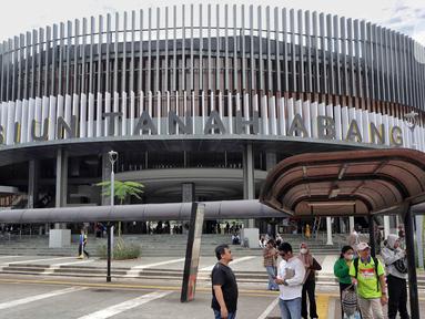 Tampilan luar Stasiun Tanah Abang, Jakarta, Rabu (2/7/2025). (Liputan6.com/Angga Yuniar)