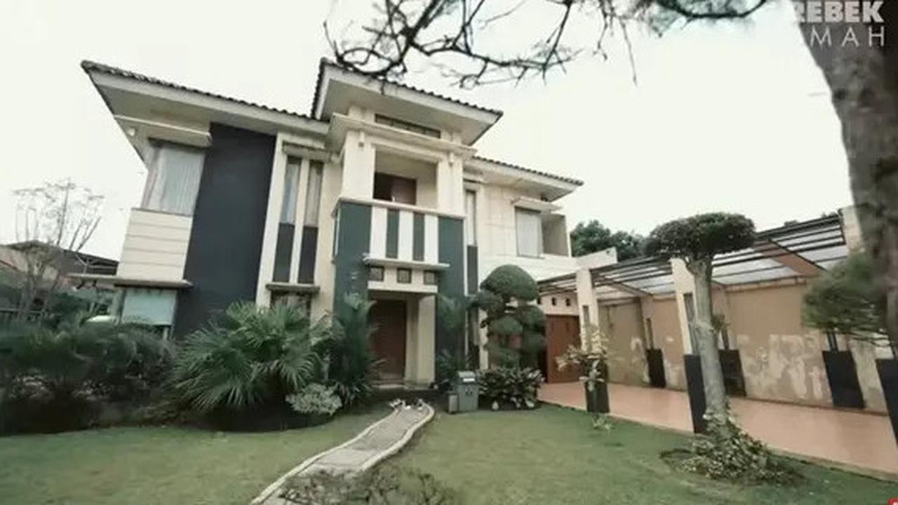 7 Foto Teras Depan Rumah Narji, Tampilkan Kesan Elegan dan Hangat