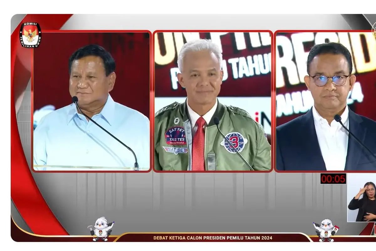 Calon presiden nomor urut 3 Ganjar Pranowo, capres nomor 1 Anies Baswedan, dan capres nomor urut 2 Prabowo Subianto saat debat capres ketiga yang digelar KPU pada Minggu (7/1/2024) di Istora, Senayan, Jakarta.