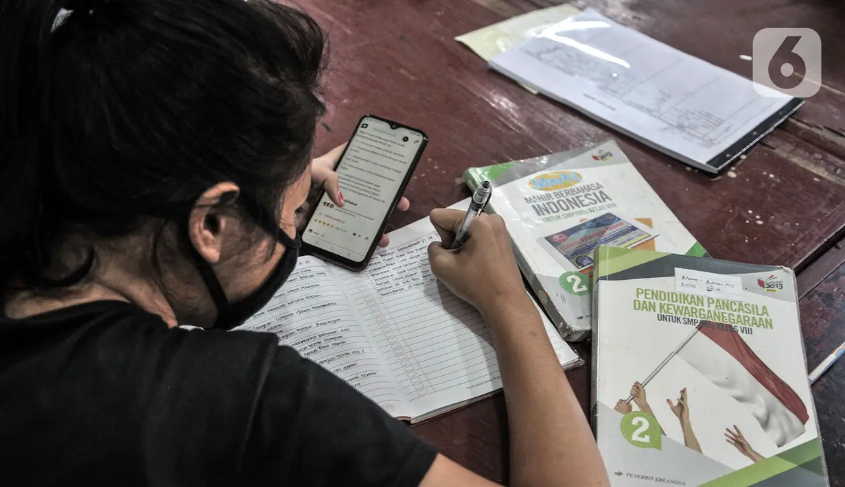 Siswa menggunakan fasilitas wifi saat mengikuti pembelajaran jarak jauh di Balai Warga Kelurahan Kuningan Barat, Mampang Prapatan, Jakarta, Kamis (27/8/2020). Kelurahan Kuningan Barat menyediakan fasilitas wifi gratis yang dapat digunakan para siswa. (merdeka.com/Iqbal S. Nugroho)
