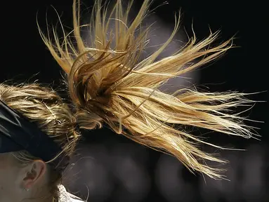 Kibasan rambut petenis putri Rusia, Maria Sharapova, saat menghadapi petenis AS, Serena Williams, dalam perempatfinal tenis Australia Terbuka 2016 di Melbourne Park, Australia, (26/1/2016). (Reuters/Issei Kato) 