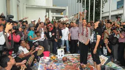 Mantan wali kota Solo itu terlihat melepas burung gereja yang sempat diberikan salah seorang seniman di depan Gedung Merdeka, Bandung, Rabu (11/6/14). (Liputan6.com/Herman Zakharia)