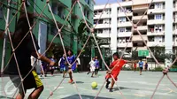 Sejumlah anak bermain futsal saat mengikuti Sport Festival Marunda di Marunda, Jakarta, Minggu (5/3). Kegiatan tersebut sebagai kampanye pencegahan narkoba dikalangan anak muda khususnya yang berada di rusun Marunda. (Liputan6.com/Helmi Afandi)