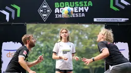 Pelatih Borussia Academy Indonesia menyundul bola sebagai bentuk Launching Borussia Academy di Deutsche Schule Jakarta, BSD, Tangerang, Sabtu (03/06/2023). (Bola.com/Bagaskara Lazuardi)