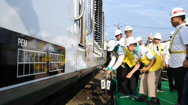 Direktur Jenderal Energi Baru Terbarukan dan Konservasi Energi, Kementerian ESDM Eniya Listiani Dewi melakukan seremoni proses uji coba biodiesel B50 sebagai bahan bakar kereta api. (Dok Kementerian ESDM)