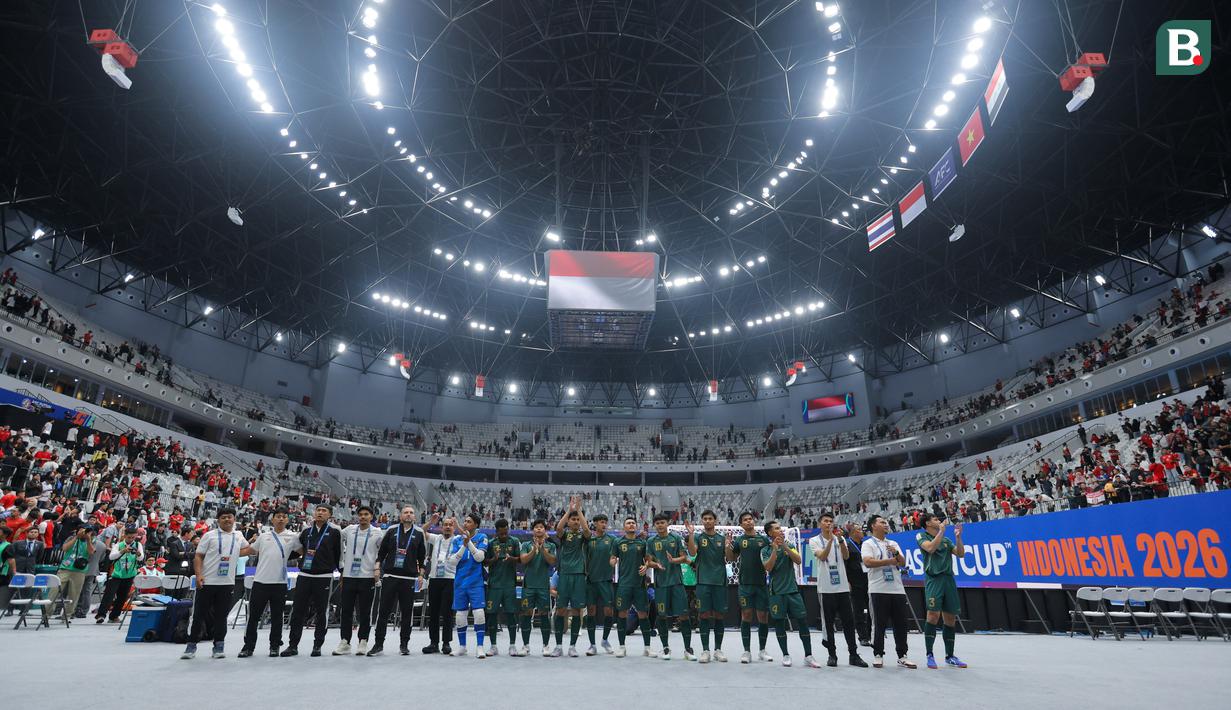 Para pemain Timnas Futsal Indonesia menyapa para penonton setelah laga perempat final Piala Asia Futsal 2026 melawan Vietnam di Indonesia Arena, Senayan, Jakarta, Selasa (03/02/2026). (Bola.com/Bagaskara Lazuardi)