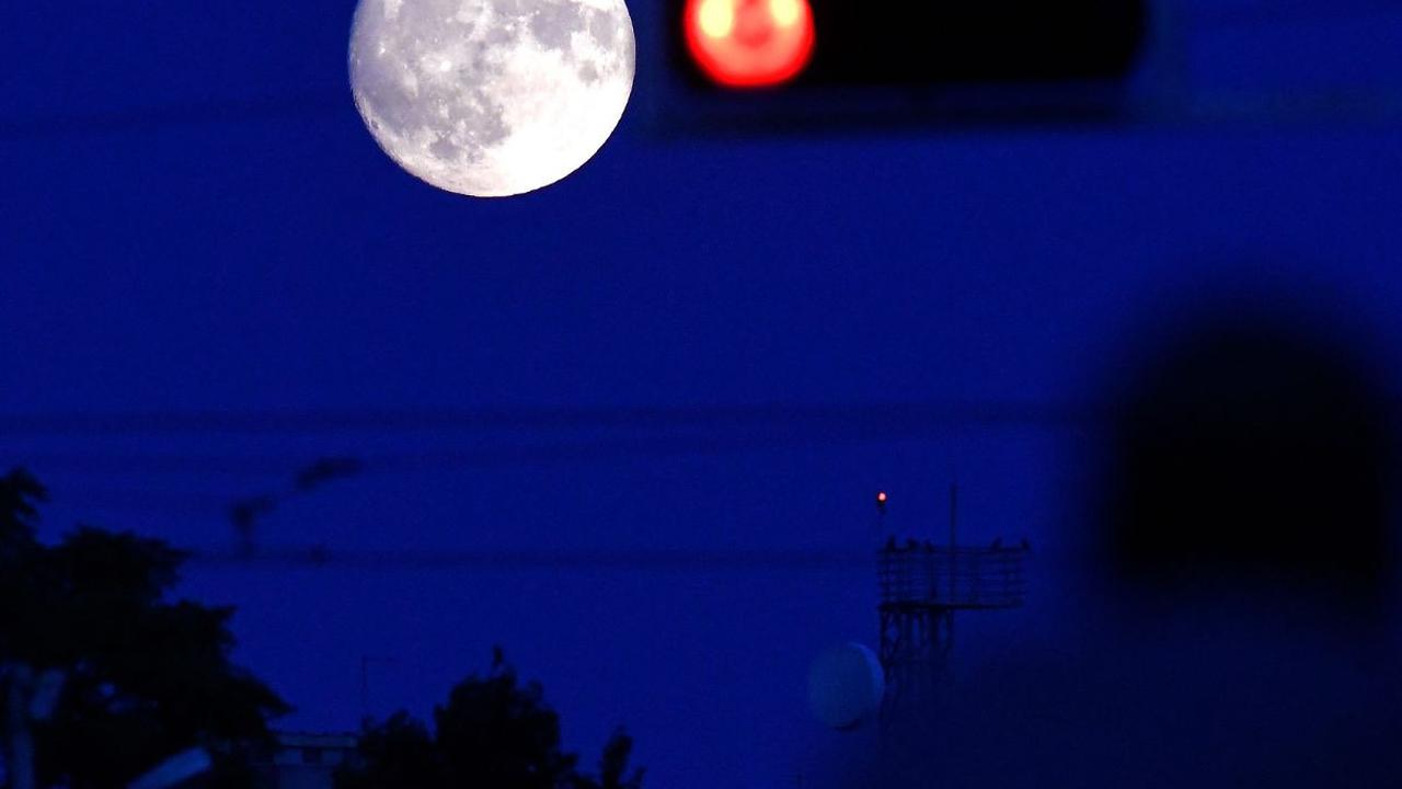 Selama fenomena Supermoon, jarak Bulan dengan Bumi hanya 361.934 kilometer.

Jarak itu lebih dekat jika  dibandingkan dengan jarak rata-rata sekitar 382.900 km.