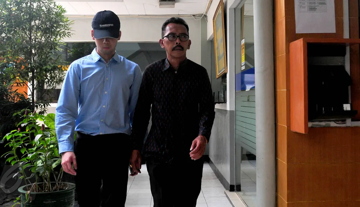 Terdakwa kasus kecelakaan maut di Arteri Pondok Indah, Christopher Daniel tampak mendengarkan keterangan saksi di Pengadilan Negeri (PN) Jakarta Selatan, Kamis(28/5/2015). (Liputan6.com/Yoppy Renato)