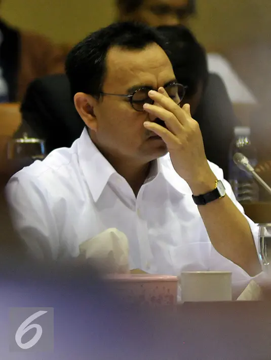 Menteri ESDM, Sudirman Said saat mengikuti rapat kerja dengan Komisi VII DPR RI di Kompleks Parlemen, Senayan, Jakarta, Senin (25/1/2016). (Liputan6.com/Johan Tallo)