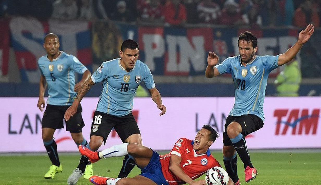Striker Cile, Alexis Sanchez, selalu dijaga ketat pemain-pemain Uruguay. (AFP PHOTO/PABLO PORCIUNCULA)