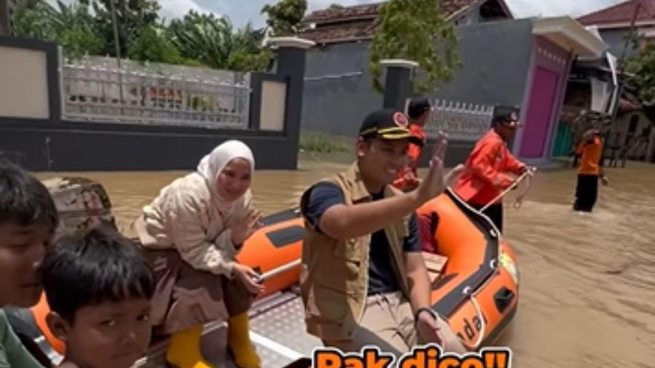 Potret Serunya Chacha Frederica Ikut Beri Bantuan Korban Banjir Bareng Suaminya yang Seorang Bupati