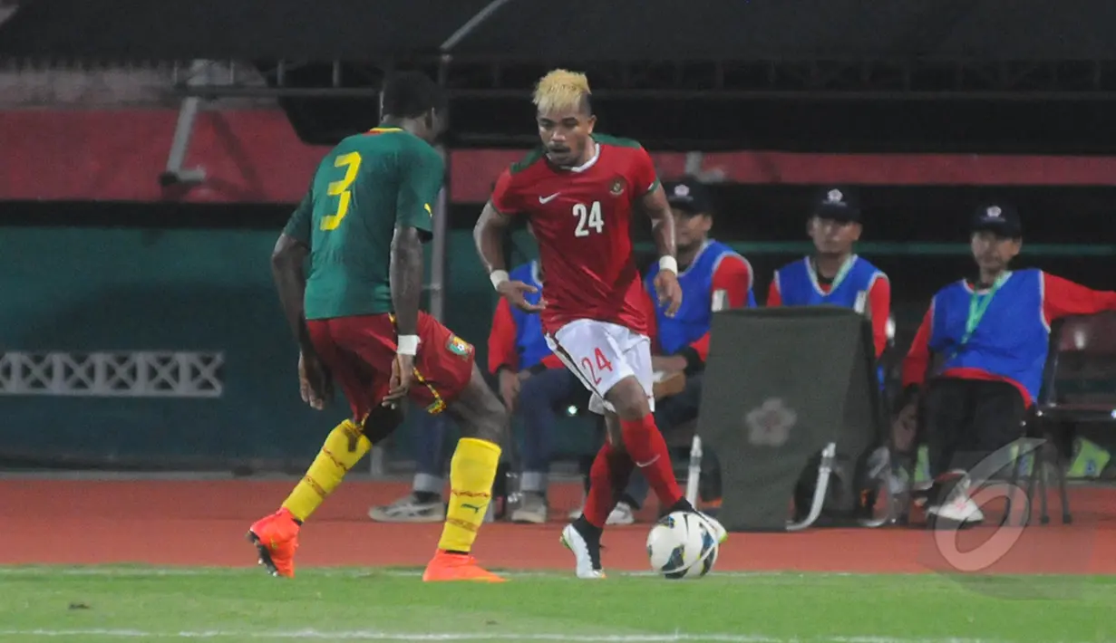 Gelandang Timnas Indonesia, Zulham Zamrun membawa bola melewati pemain Kamerun pada laga uji coba di Stadion Gelora Delta Sidoarjo, Rabu (25/3/2015). Kamerun Menang 1-0 atas Indonesia. (Liputan6.com/Herman Zakharia)