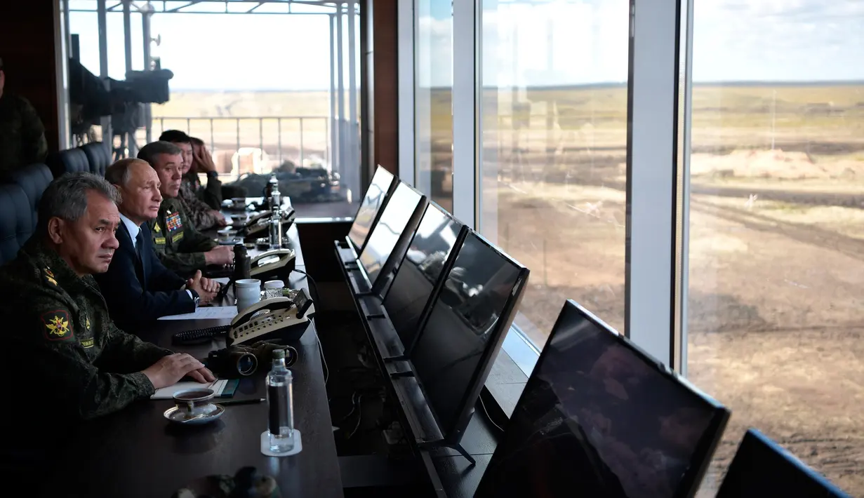 Presiden Rusia Vladimir Putin memantau latihan militer Vostok 2018 di Siberia Timur, Rusia, Kamis (13/9). Latihan ini juga melibatkan 36 ribu kendaraan militer, seribu pesawat, dan 80 kapal laut. (Alexei Nikolsky, Sputnik, Kremlin Pool Photo via AP)