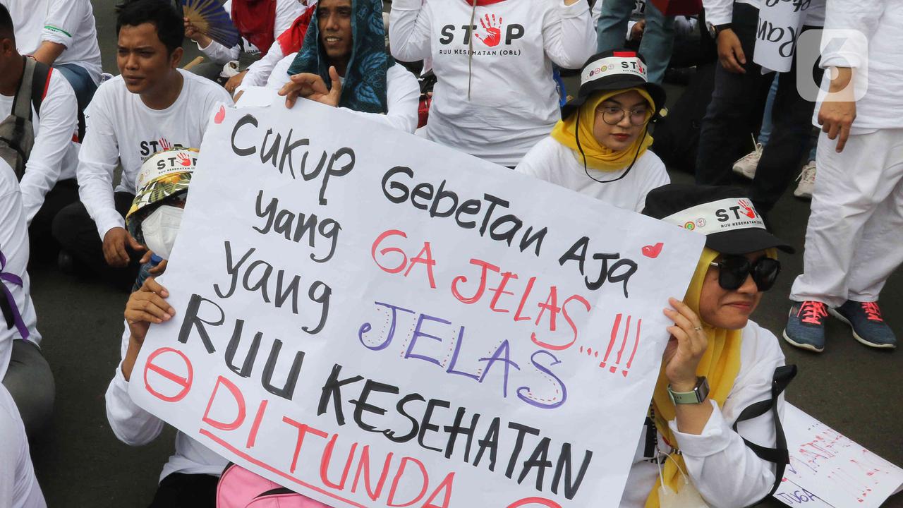 Tolak RUU Kesehatan, Massa Nakes Demo di Patung Kuda