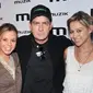 Charlie Sheen bareng Bree Olson dan Natalie Kenly. (dok. Access Hollywood)