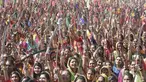 Wanita dari komunitas Shatriya menari dengan pedang dalam upaya untuk menetapkan rekor dunia dalam tarian pedang  di Rajkot,  Ahmedabad, India (28/1/2020). Acara ini bagian dari upacara penobatan tiga hari raja Rajkot ke-17, Thakorsaheb Mandhatasinh Jadeja. (AFP/Sam Panthaky)