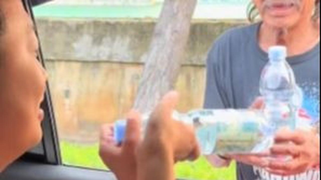 "Maaf tangan kiri ya pak. itu masyaallah sopan banget bicaranya," imbuh netizen lain memuji sikap Jonathan.