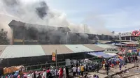 Kepulan asap hitam membumbung tinggi saat kebakaran terjadi di Blok III, Pasar Senen, Jakarta (Liputan6.com/Faizal Fanani)