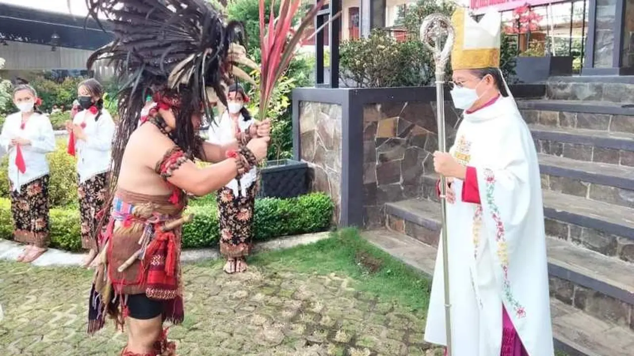 Salah satu prosesi adat Minahasa yang digelar sebelum Uskup Manado memimpin misa dalam Bahasa Tombulu.