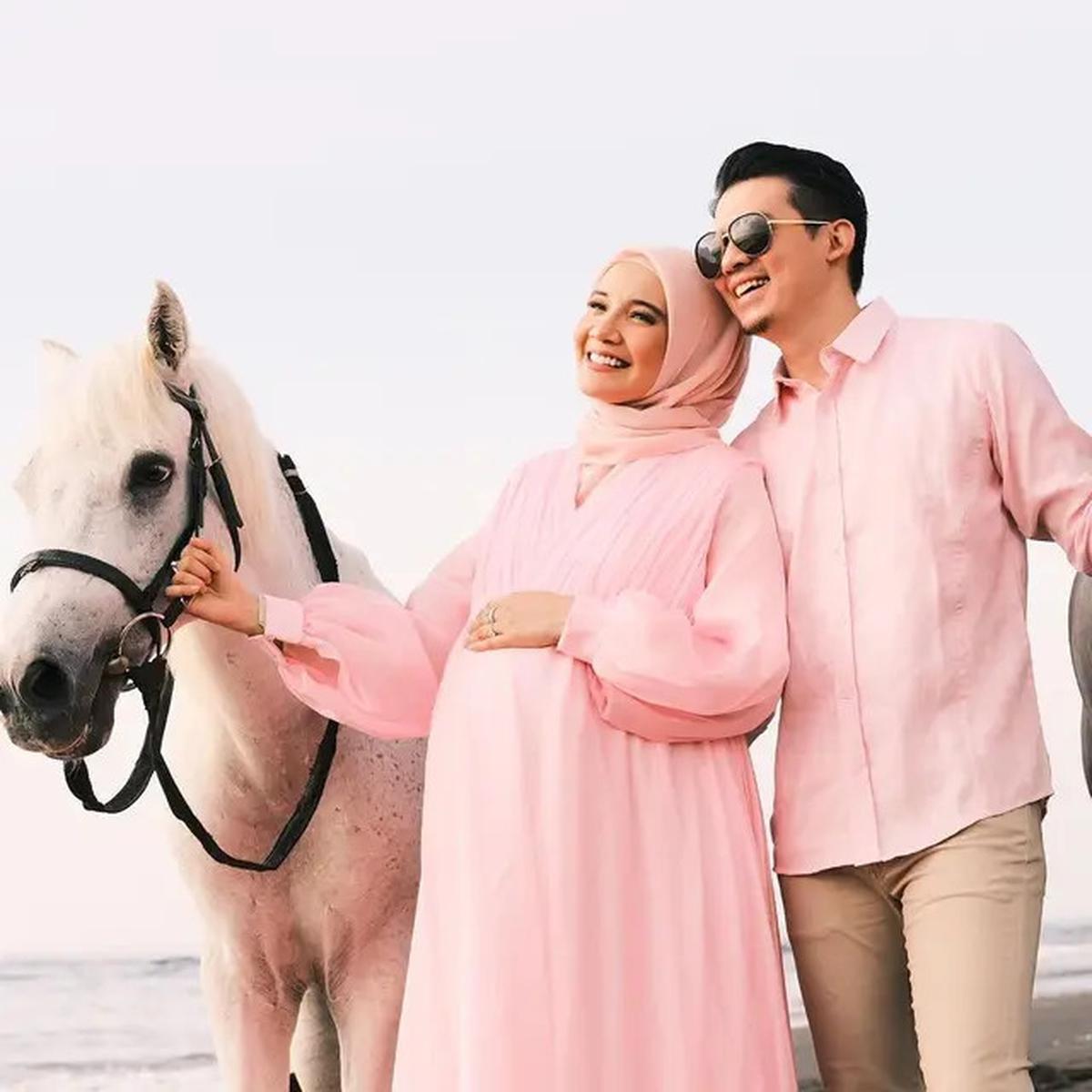 Hamil Anak Kedua, Ini 6 Potret Zaskia Sungkar dan Irwansyah Pakai Baju Couple