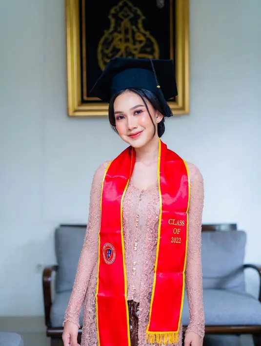 Mengenakan kebaya, Raissa Ramadhani terlihat anggun lengkap dengan toga. Lewat momen kebersamaan ini ia tak henti mengungkapkan rasa bahagia. (Liputan6.com/IG/@raissarmdhn).